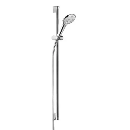 Kludi Brause-Set mit Handbrause, verstellbarem Halter und flexibler Schlauchleitung, montiert an einer vertikalen Halterung. Ausführung in verchromter Oberfläche.